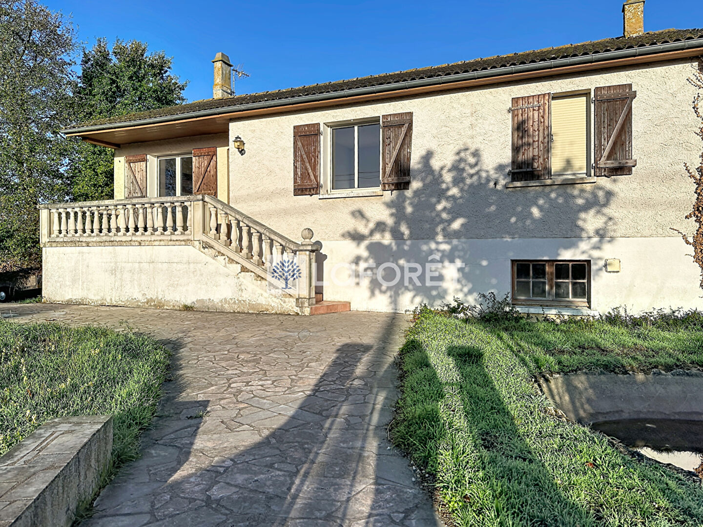 Maison avec beau potentiel, 4 chambres et double garage - La Peyratte