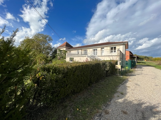 Grande maison avec terrain et Hangar - Aiguillon