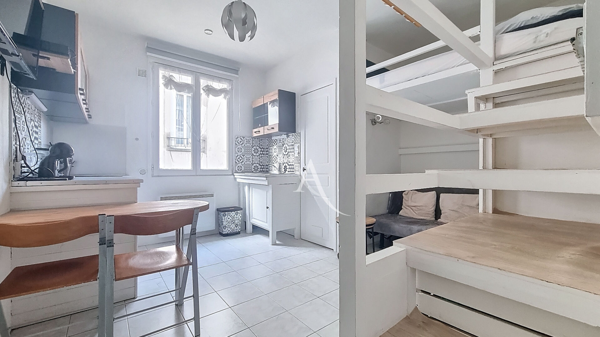 Photo Studio avec Mezzanine vendu meublé & équipé - métro Maire des Lilas (L11) image 1/5
