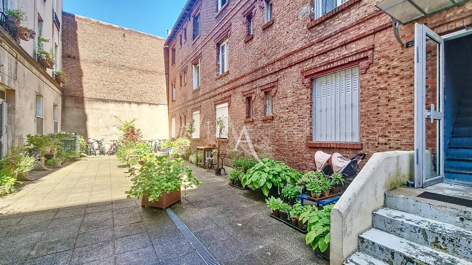 Photo Studio avec Mezzanine vendu meublé & équipé - métro Maire des Lilas (L11) image 2/5