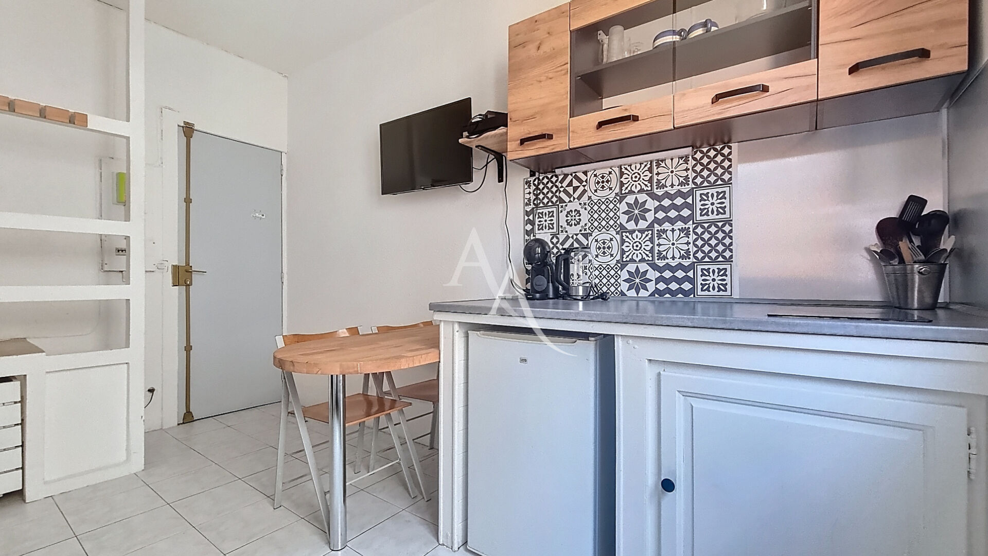 Photo Studio avec Mezzanine vendu meublé & équipé - métro Maire des Lilas (L11) image 3/5