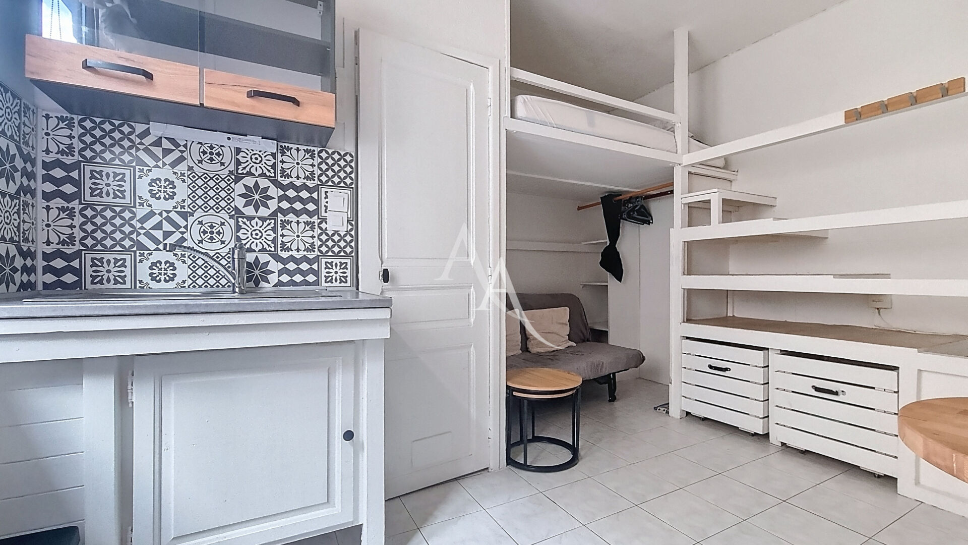 Photo Studio avec Mezzanine vendu meublé & équipé - métro Maire des Lilas (L11) image 4/5