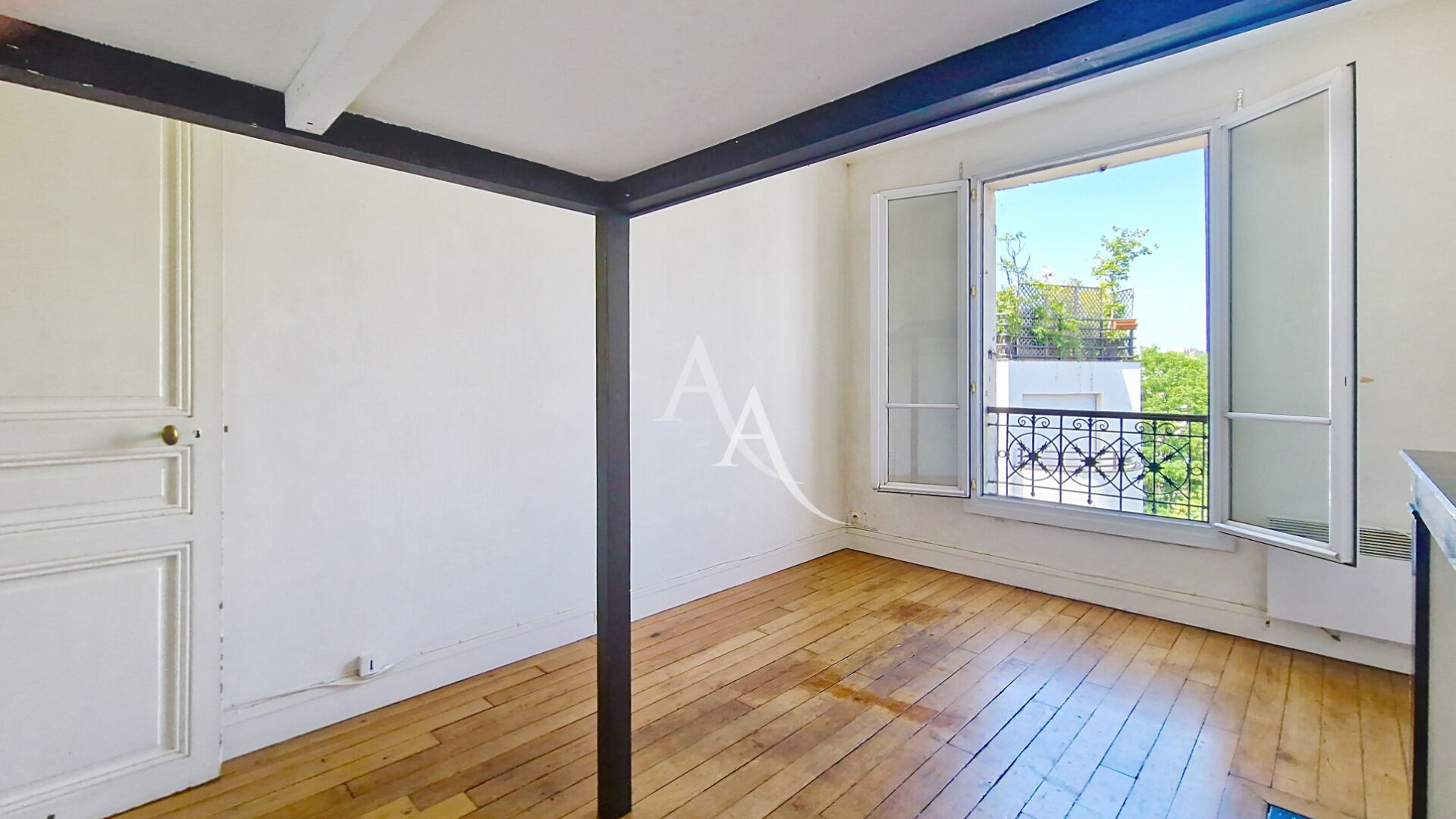 Studio lumineux avec cachet ? Dernier étage ? Rue des Pyrénées