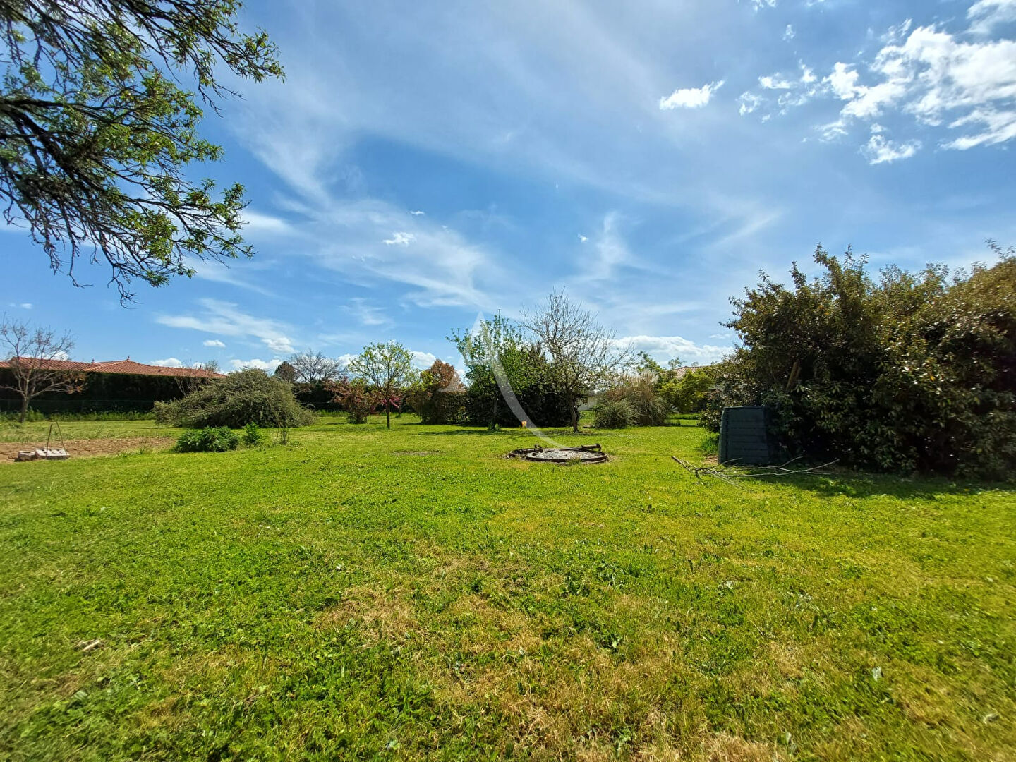 Terrain constructible, viabilisé et arboré de 978 m²