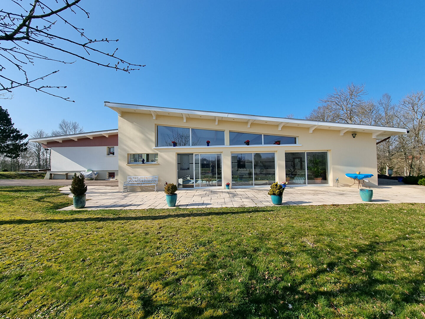 Villa de 10 Pieces sur 8000 m2 de terrain