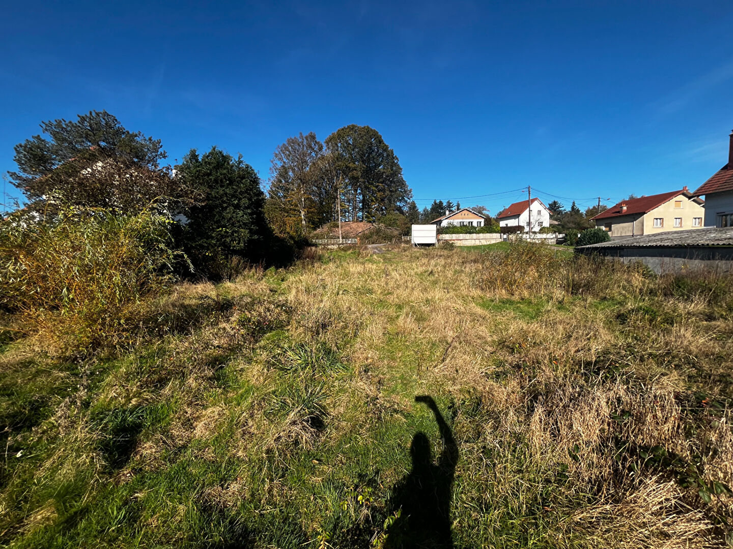 Photo Terrain constructible viabilisé de 1900 m2 image 2/5