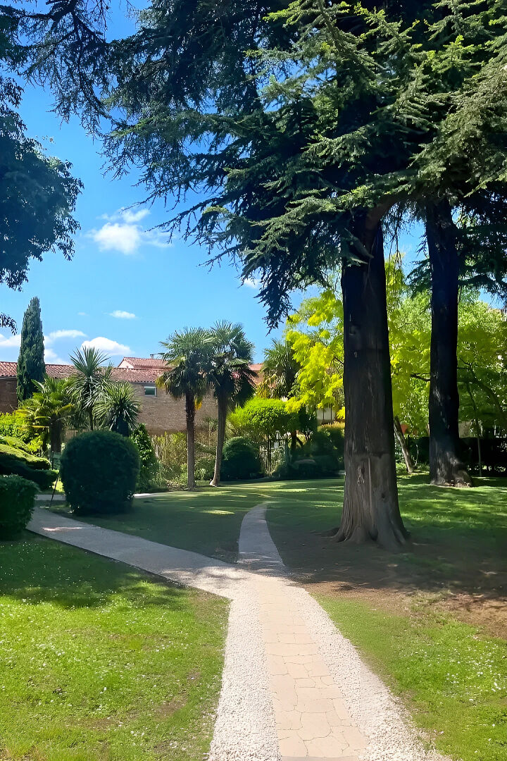 Agence immobilière de 
 LADRESSE TOULOUSE SAINT CYPRIEN - L'ADRESSE TOULOUSE ST CYPRIEN 
