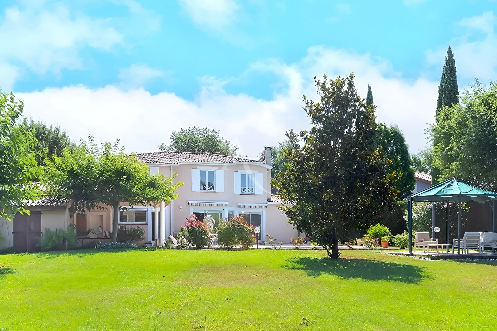 Agence immobilière de 
 LADRESSE TOULOUSE SAINT CYPRIEN - L'ADRESSE TOULOUSE ST CYPRIEN 
