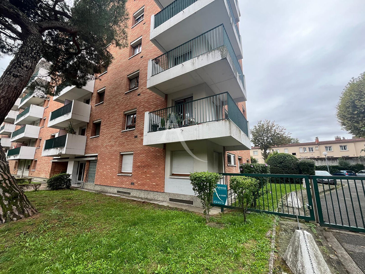 Agence immobilière de 
 LADRESSE TOULOUSE SAINT CYPRIEN - L'ADRESSE TOULOUSE ST CYPRIEN 
