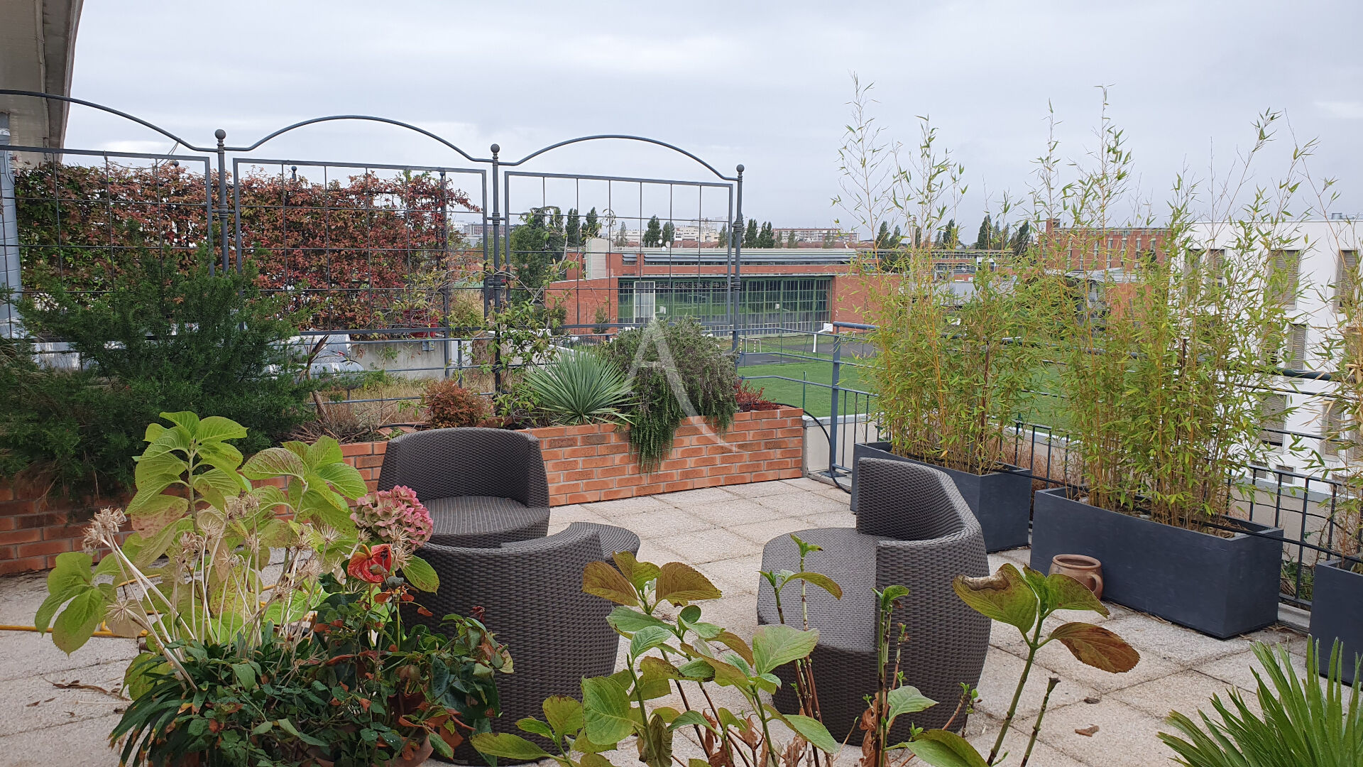 Agence immobilière de 
 LADRESSE TOULOUSE SAINT CYPRIEN - L'ADRESSE TOULOUSE ST CYPRIEN 
