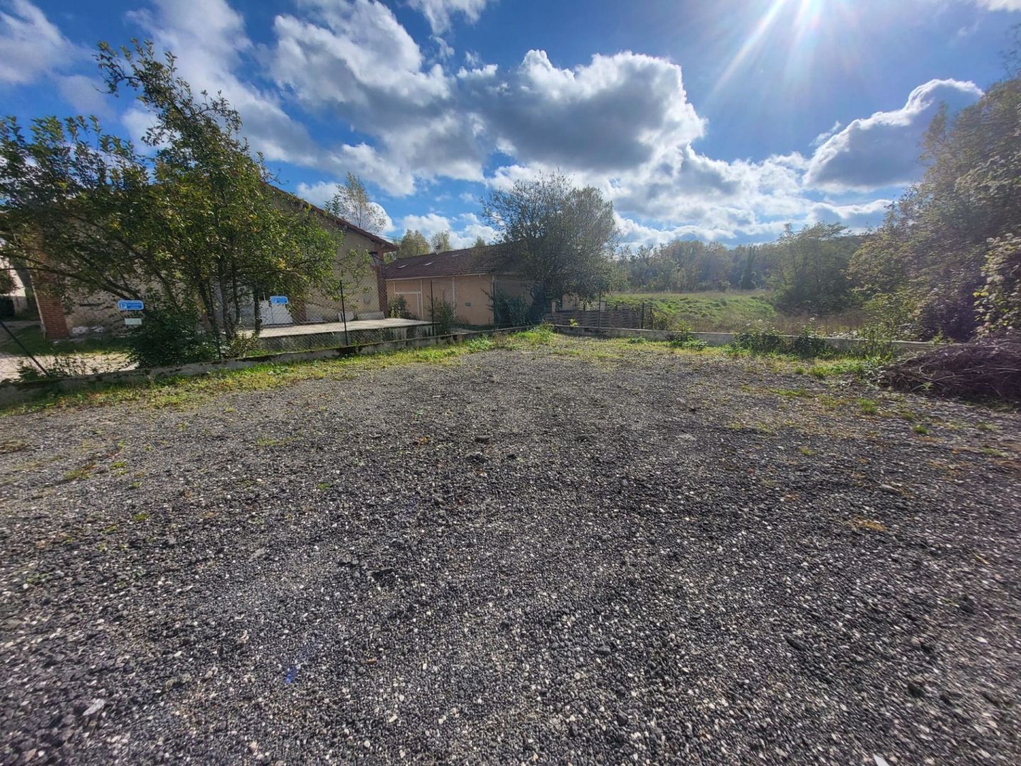 Photo Parking VERNOU LA CELLE SUR SEINE - 77670 image 2/2