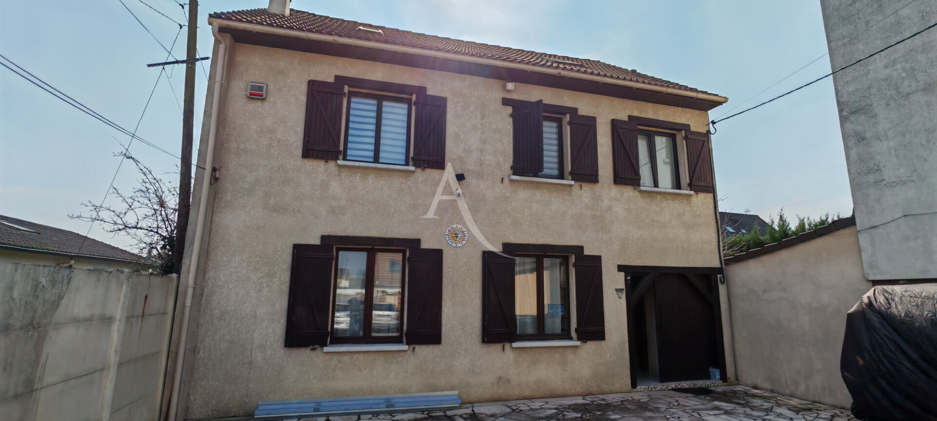 MAISON FAMILLIALE DE 6 CHAMBRES AVEC DEPENDANCES