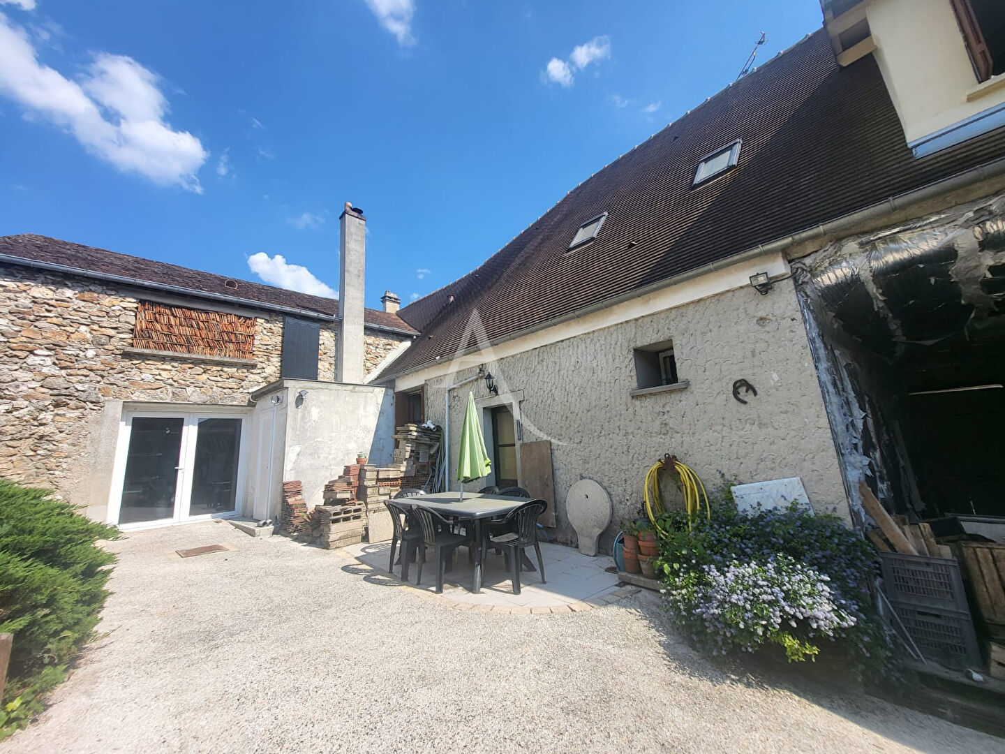 Maison Traditionnelle 6 pièces 110 m2 (+ 108 m2) localisation idéale