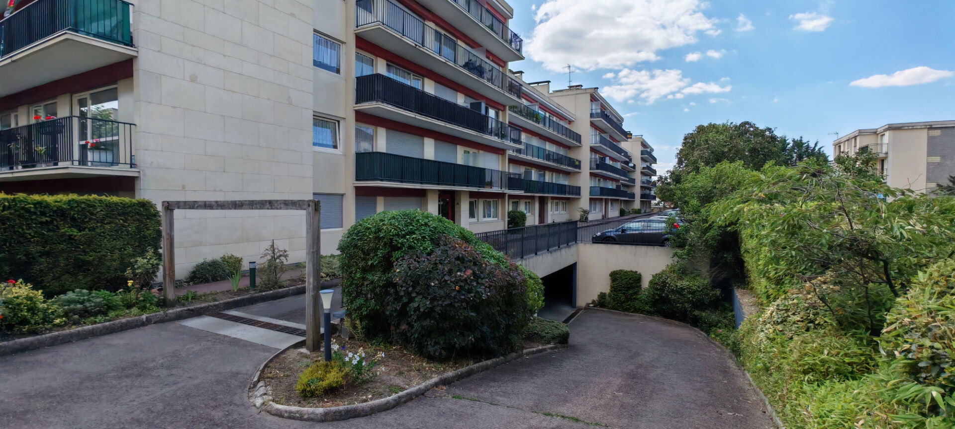 BEAU STUDIO  AVEC BALCON A LIVRY GARGAN