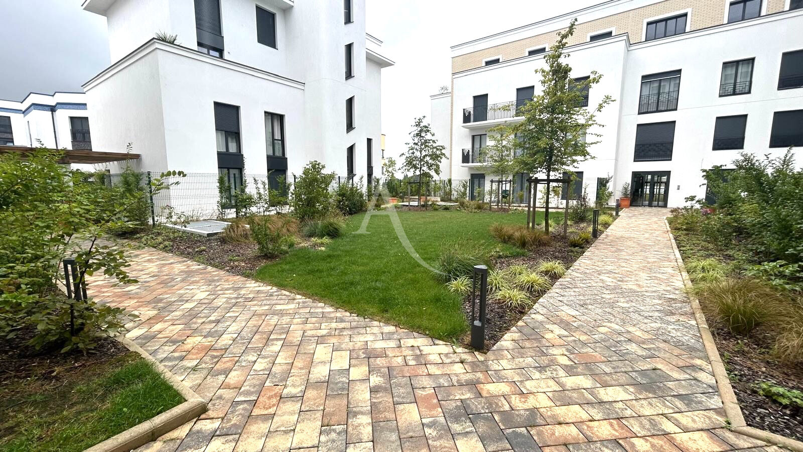 Studio lumineux en rez-de-chaussée à Chessy