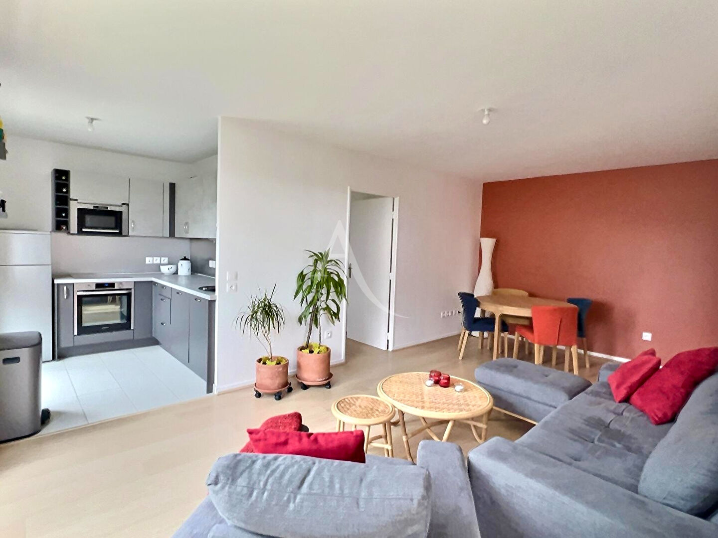 Photo Proche RER A  : 4 pièces lumineux, dernier étage, garage et place de parking image 2/6