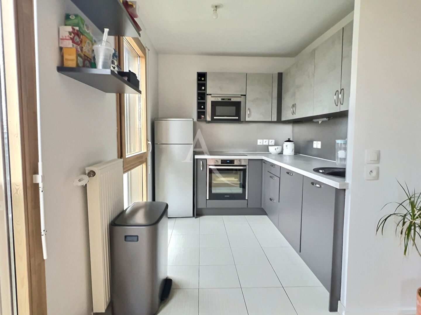 Photo Proche RER A  : 4 pièces lumineux, dernier étage, garage et place de parking image 3/6