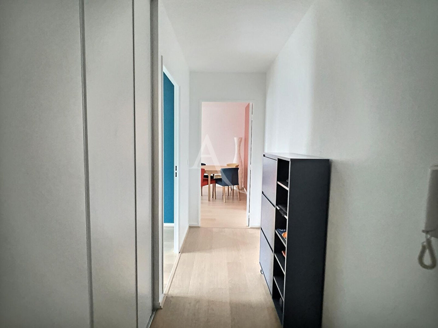 Photo Proche RER A  : 4 pièces lumineux, dernier étage, garage et place de parking image 5/6