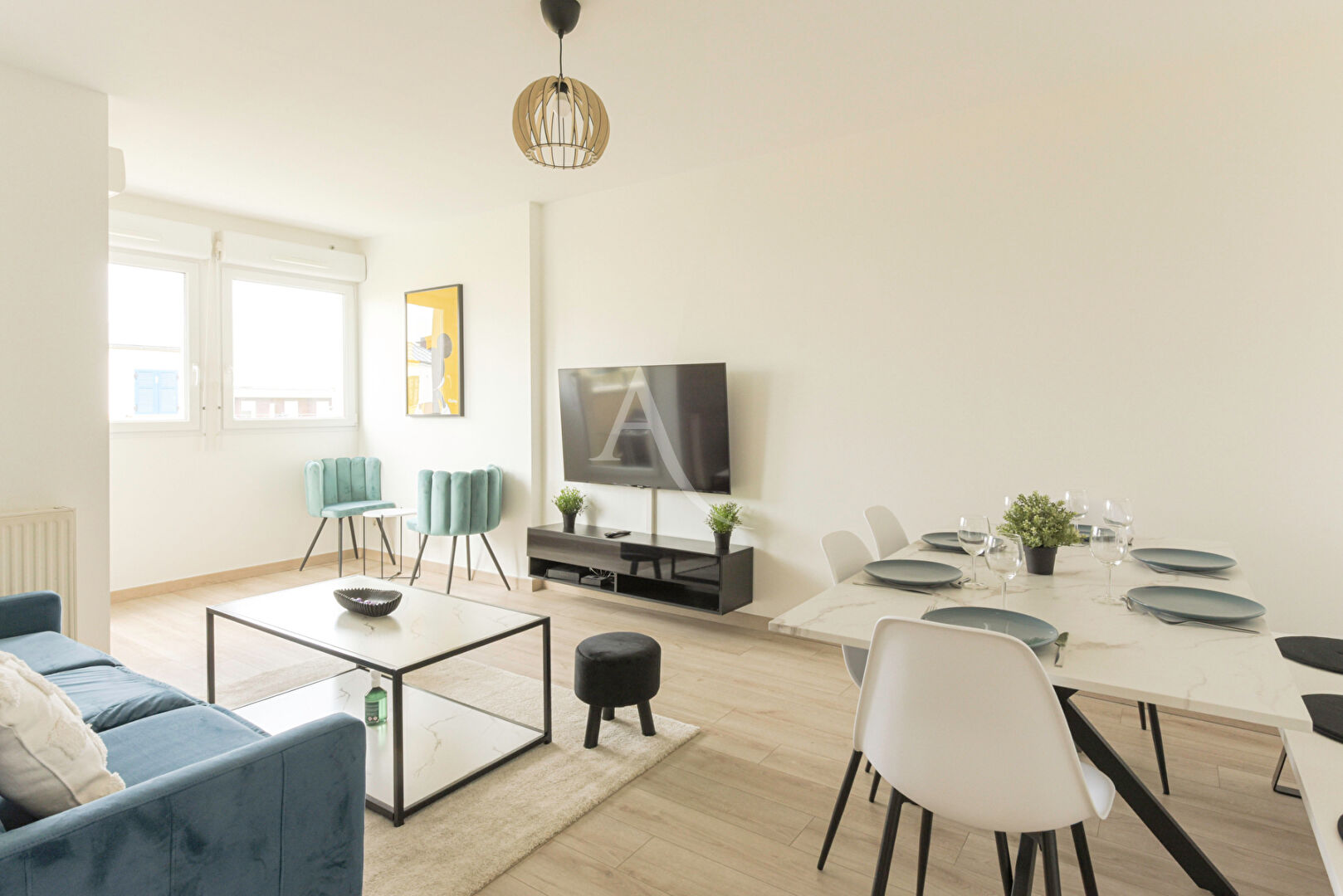 Appartement lumineux au dernier étage, à deux pas du RER A !