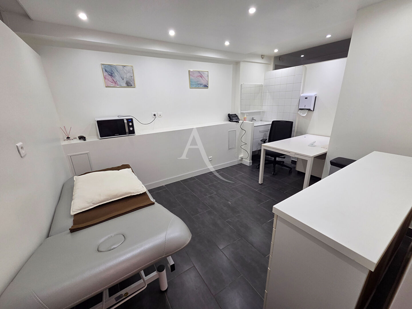 Photo Local Professionnel Polyvalent de 83,47m2 à Tremblay en France image 2/6