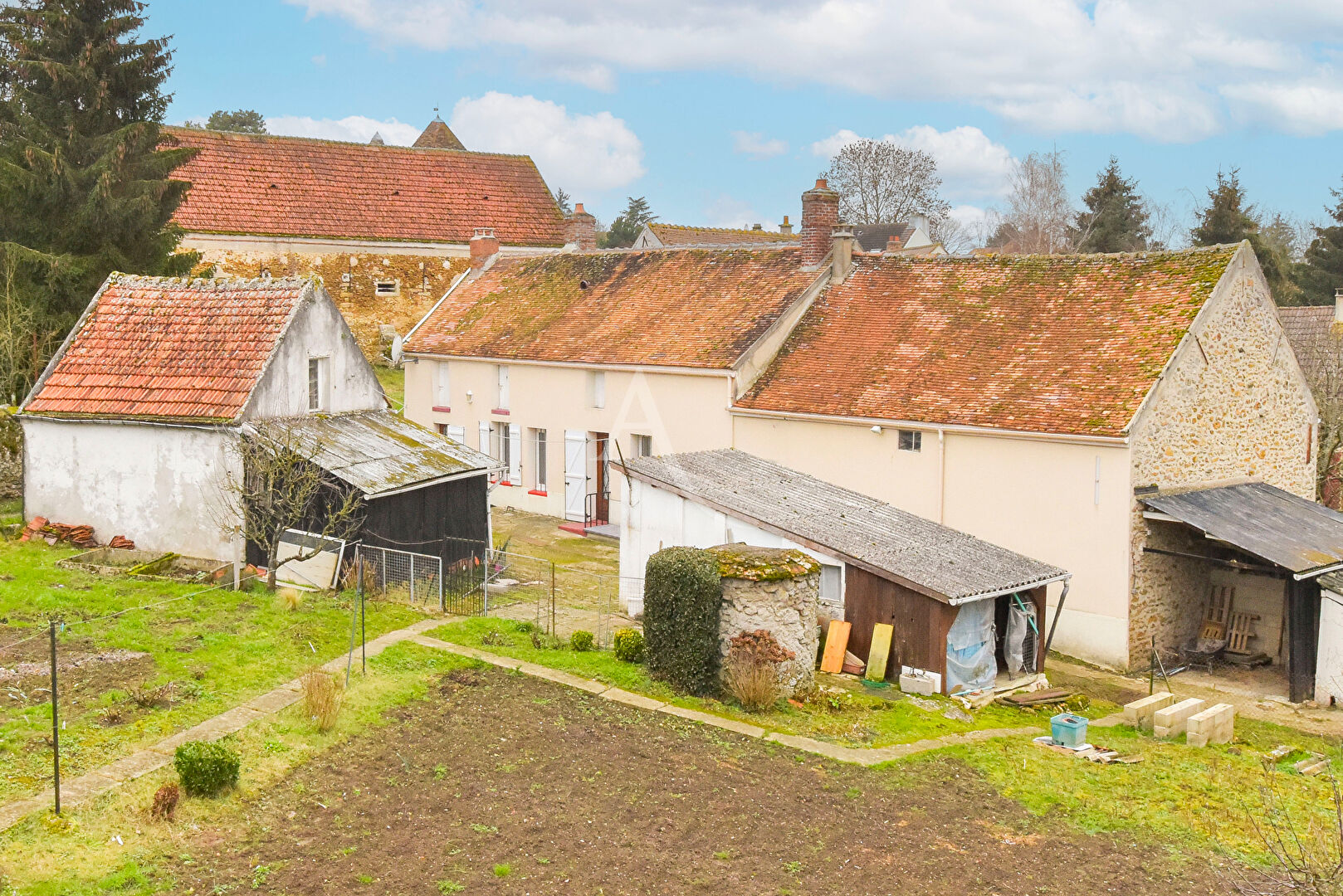 Photo Maison avec dépendances, garages et 800 m2 de terrain image 1/6