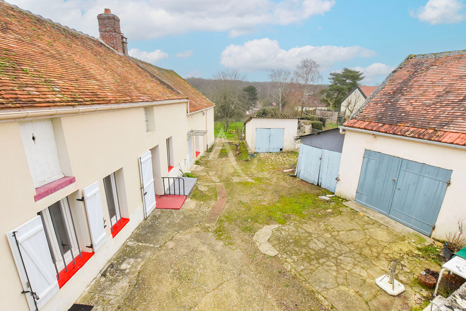 Photo Maison avec dépendances, garages et 800 m2 de terrain image 2/6