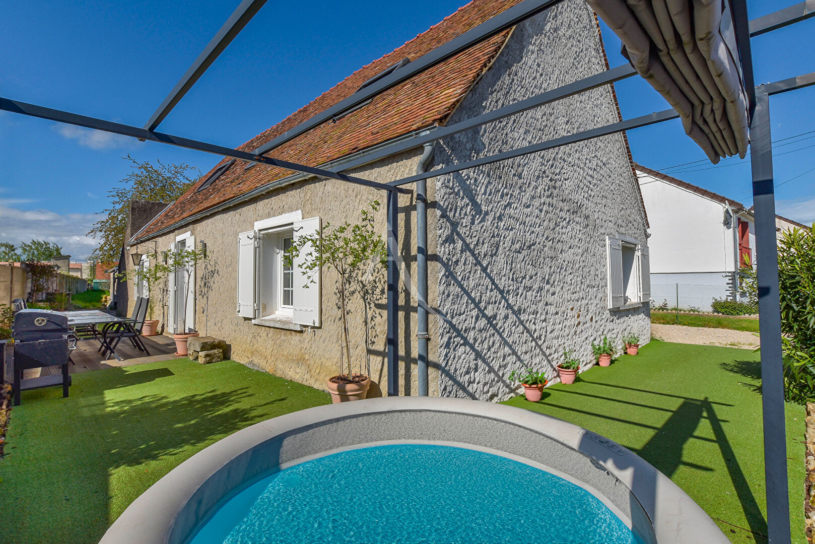 Longère indépendante sur 1200 m2 de terrain