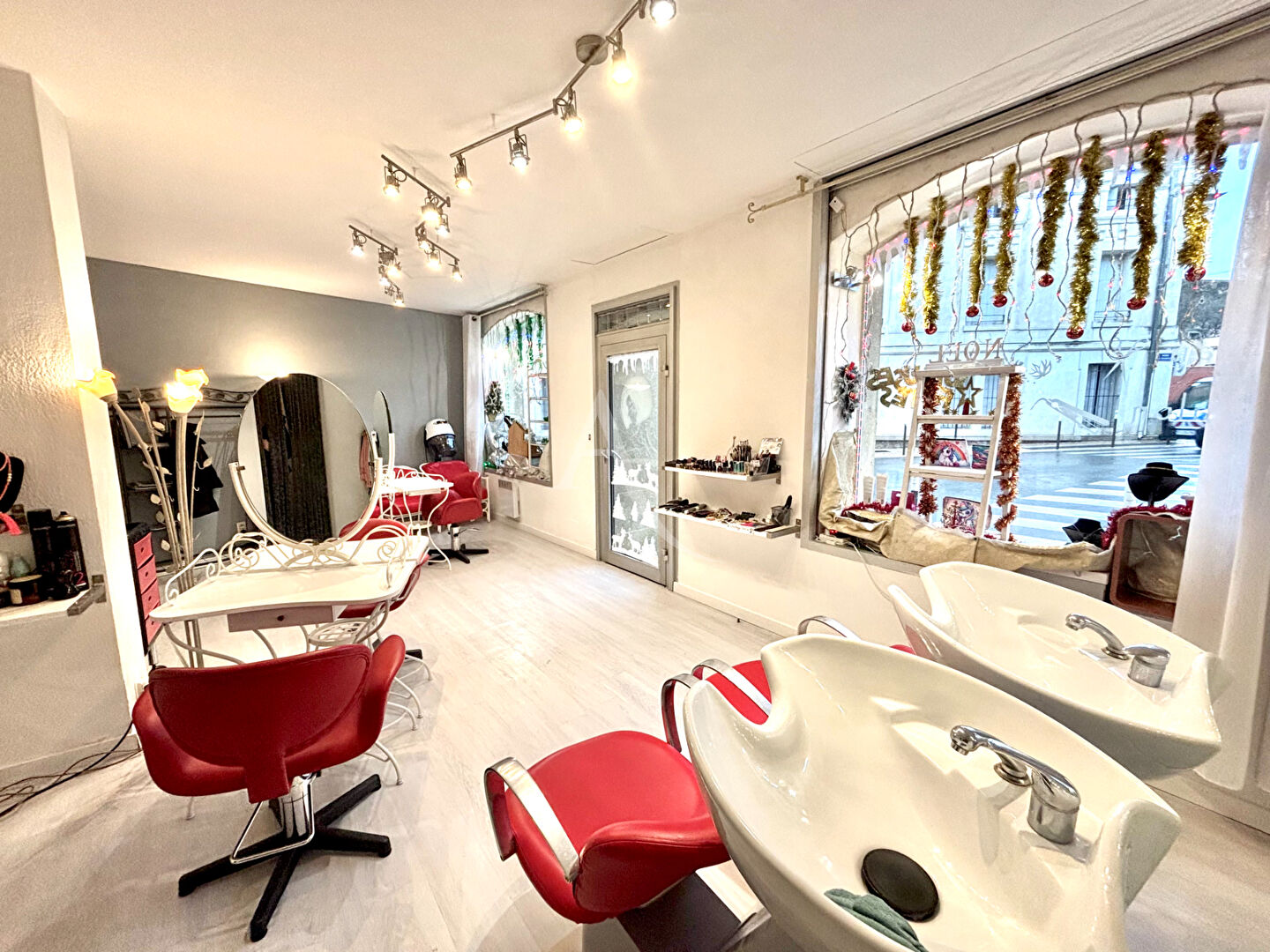 Photo POUSSAN centre, fonds de commerce 37m² image 2/5