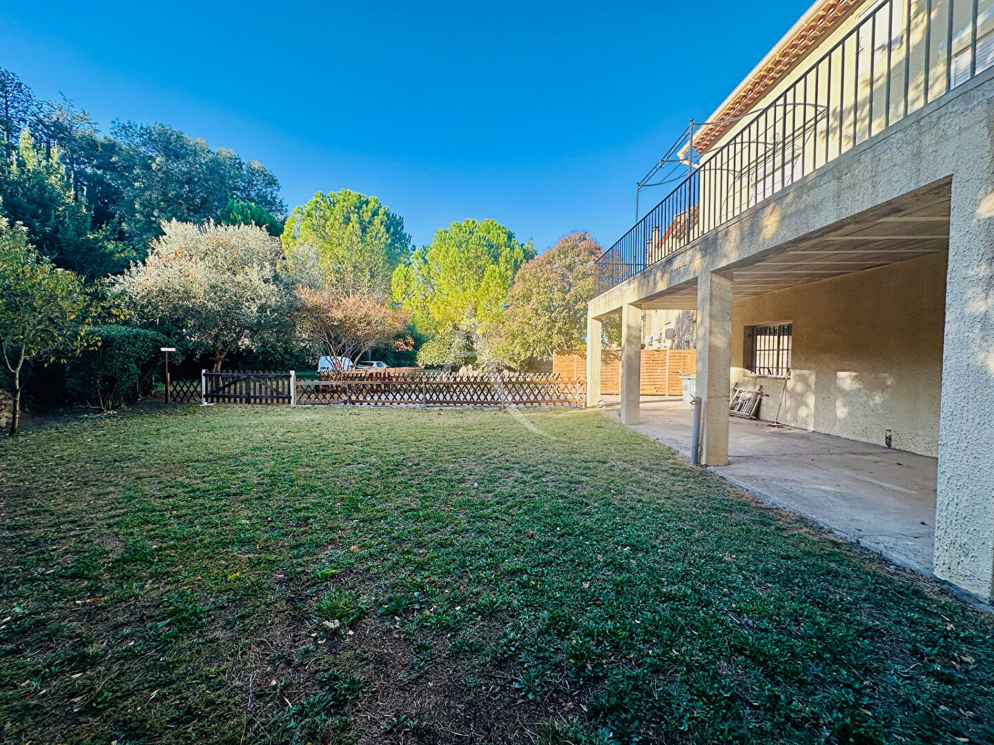MONTAGNAC Maison de 131 m² avec jardin arboré et grand garage de 95m²