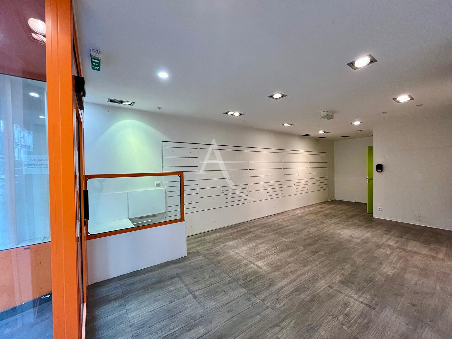 Photo Local commercial image 6/6