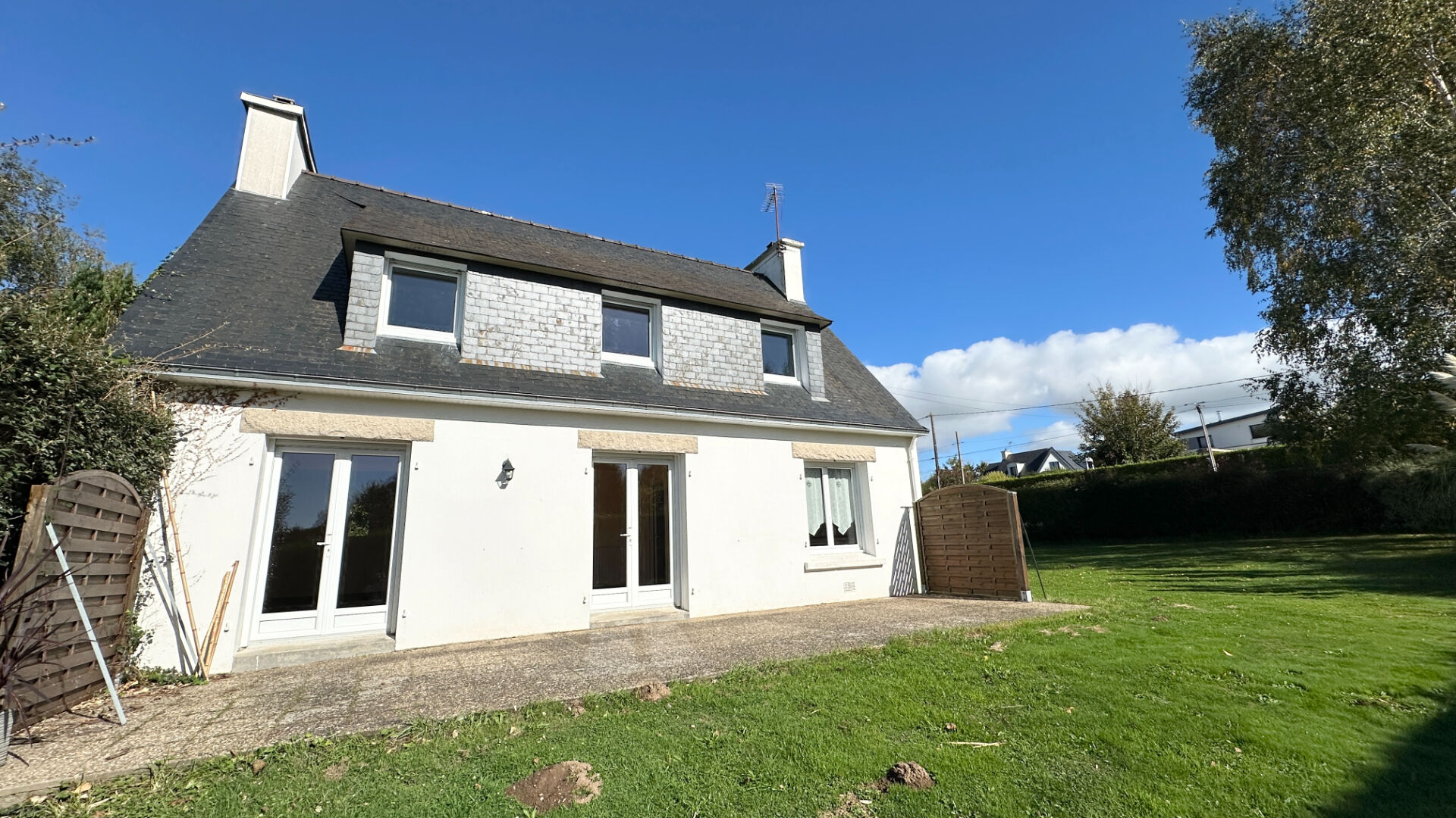 FOUESNANT, 1.5 km du bourg, charmante maison 5 chambres sur grand terrain.