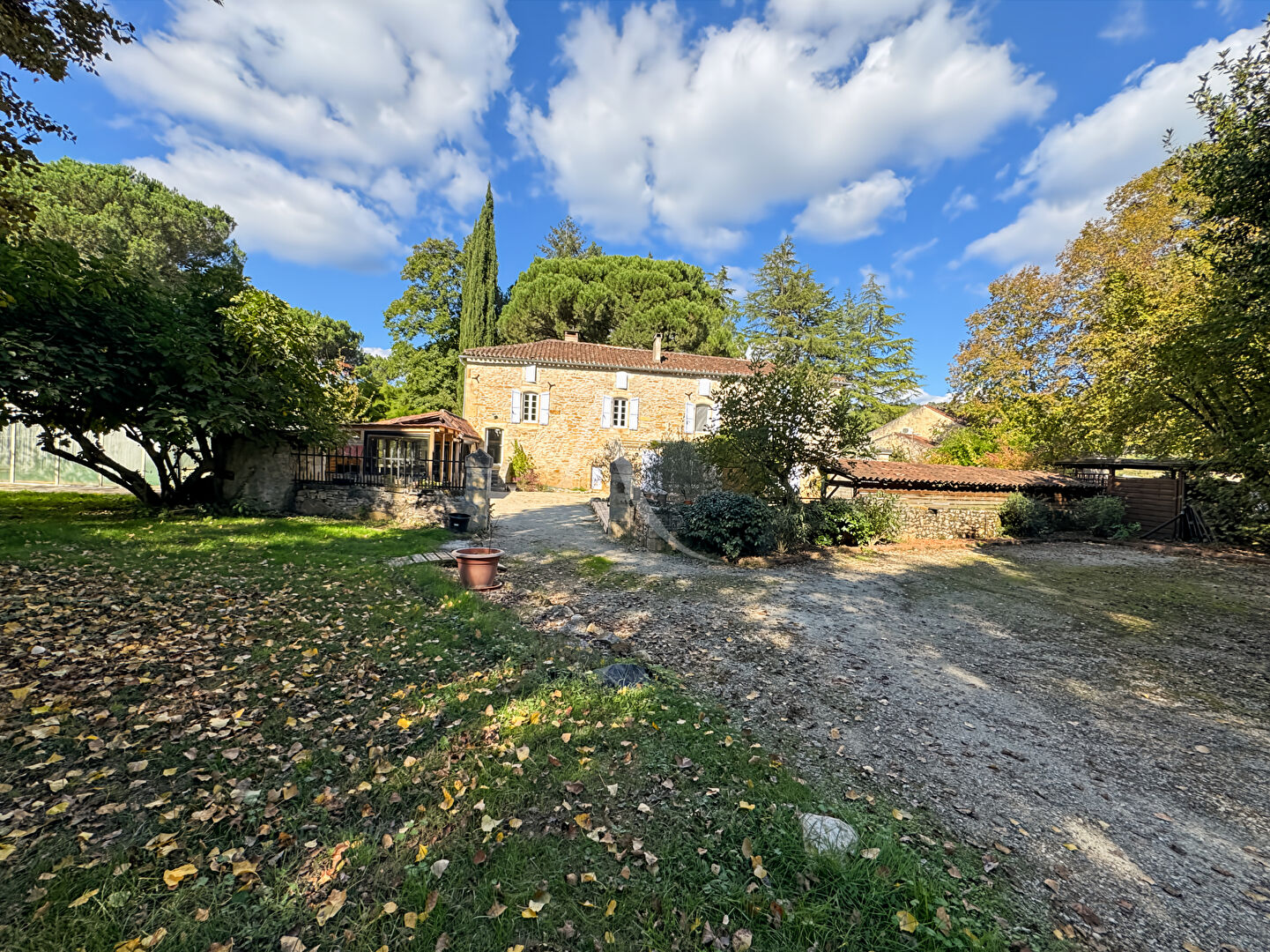 AUTHENTIQUE PROPRIÉTÉ EN PIERRE ENTOUREE DE SON MAGNIFIQUE PARC