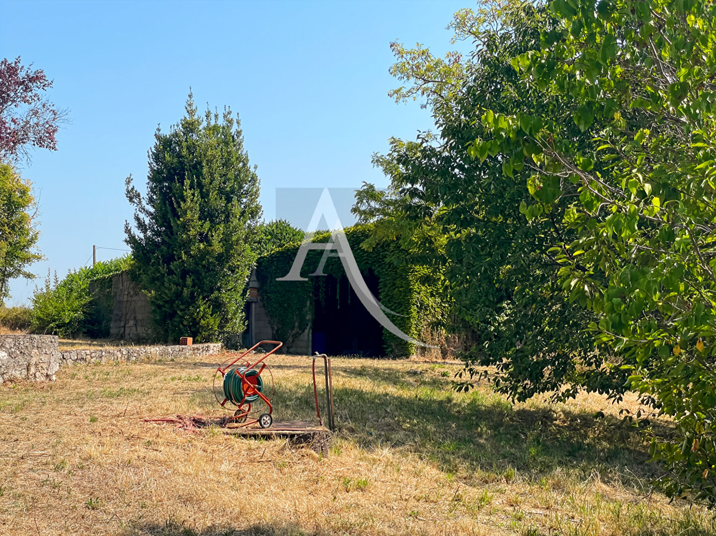 Photo Grange en pierre aménagée sur un joli terrain + dépendance image 2/6