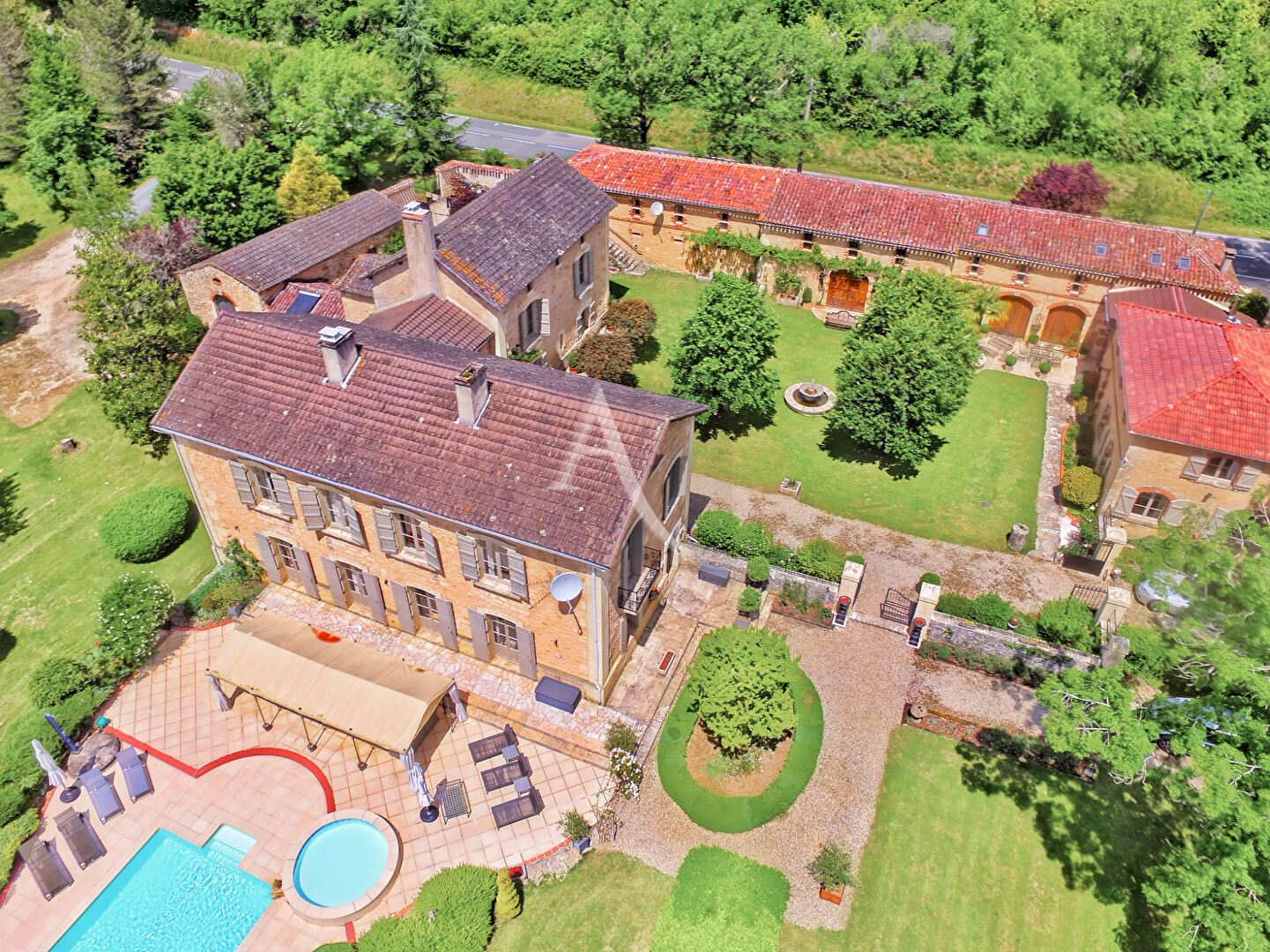 Domaine touristique de charme avec gîtes et piscines