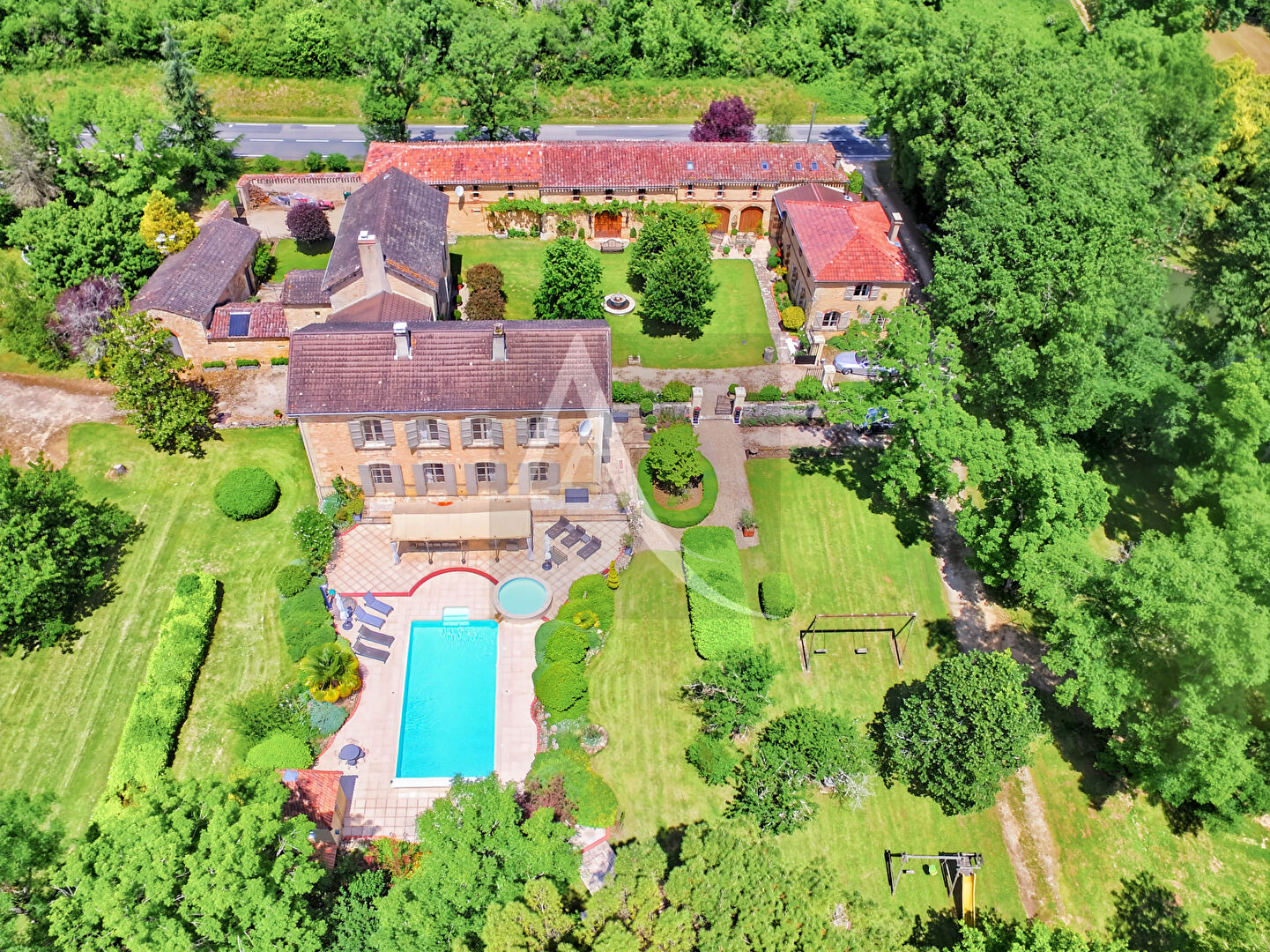 Domaine touristique de charme avec gîtes et piscines