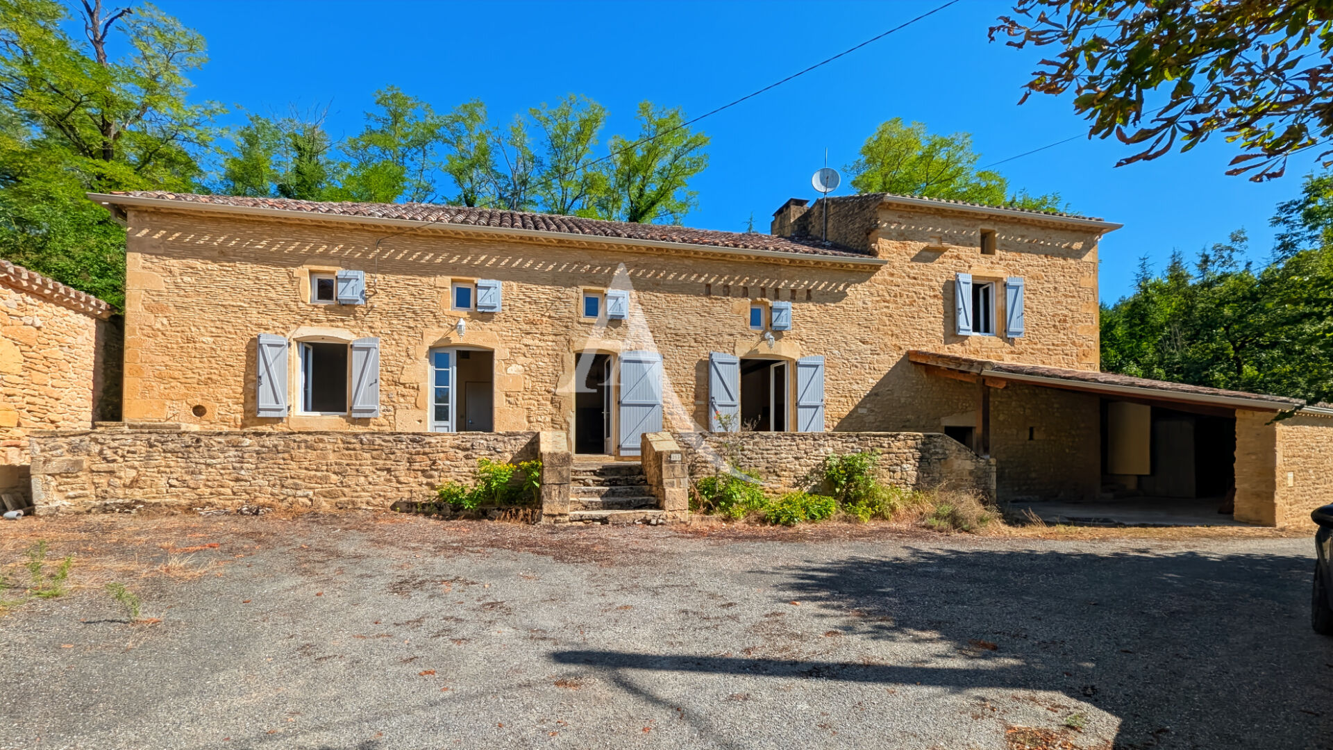 Jolie Maison en pierre Saint Front Sur Lemance