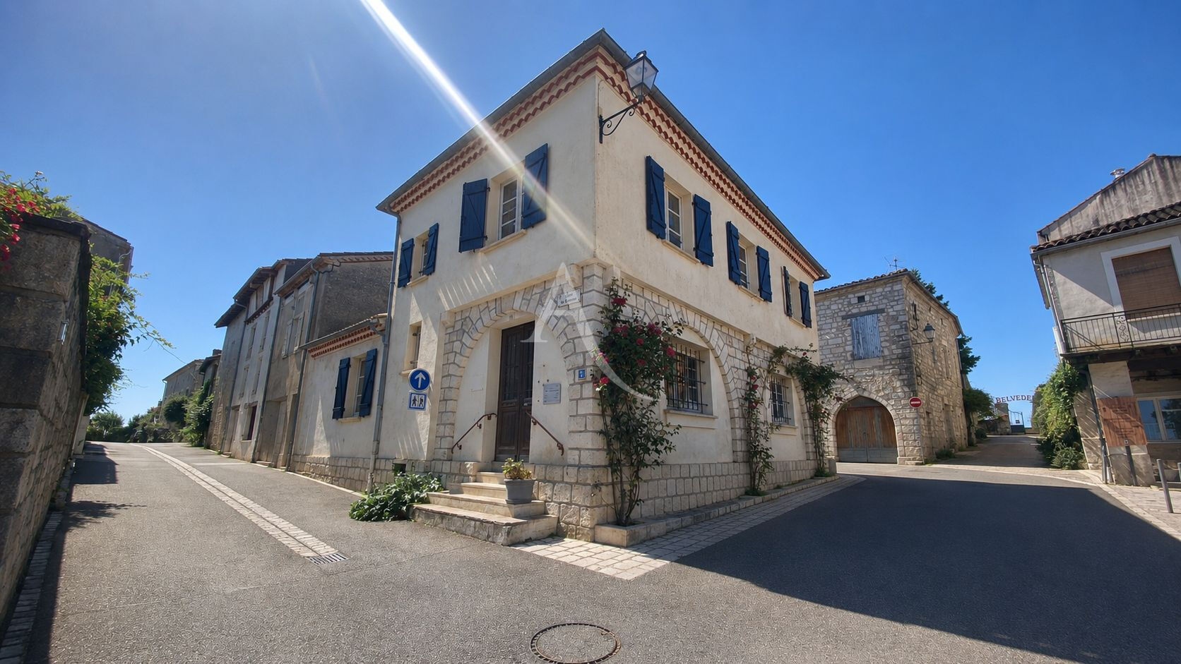 BELLE MAISON DE VILLAGE ET SA COUR