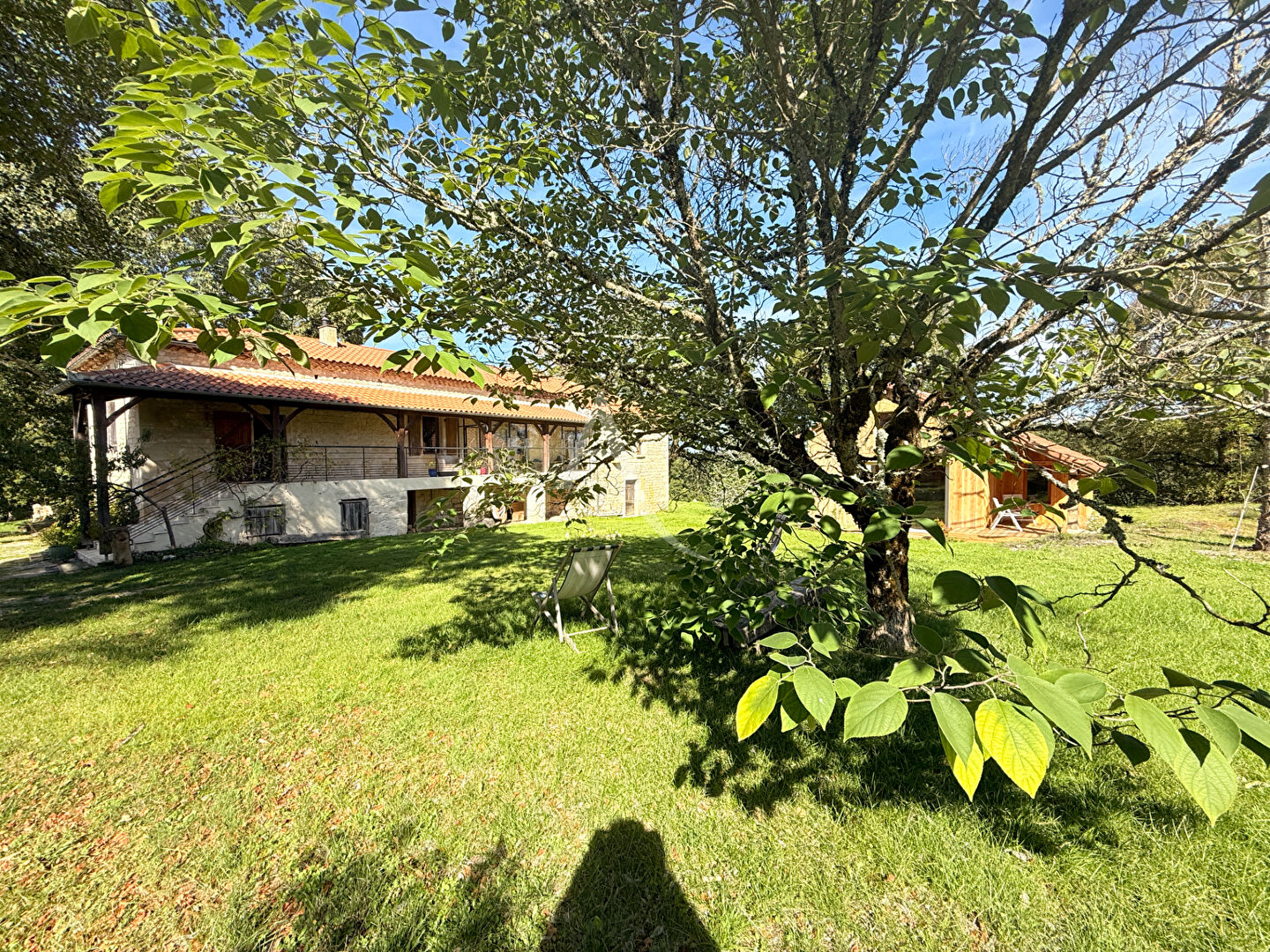 Maison en pierre avec piscine et dépendances