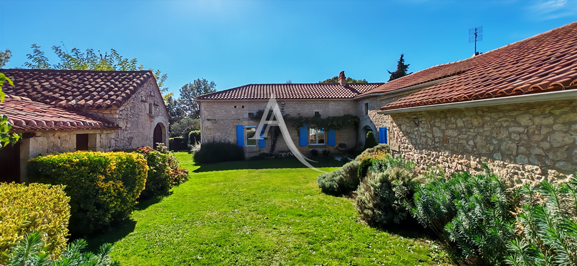 Belle propriété sur un peu plus de 3 hectares en pleine nature