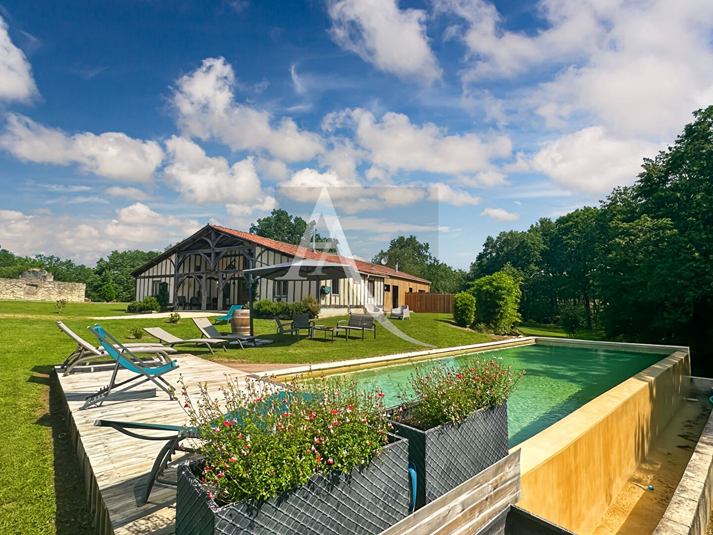 Propriété de charme avec gîte  et 20 hectares