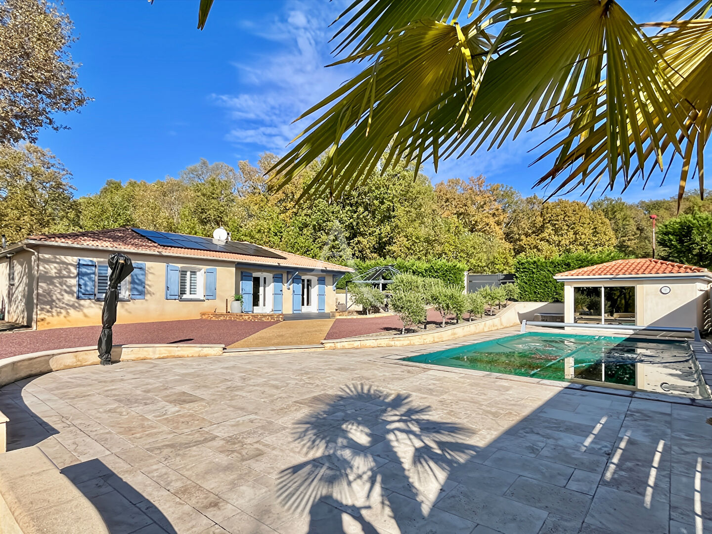 A VENDRE - Superbe maison de plain pied avec piscine, proche des commodités