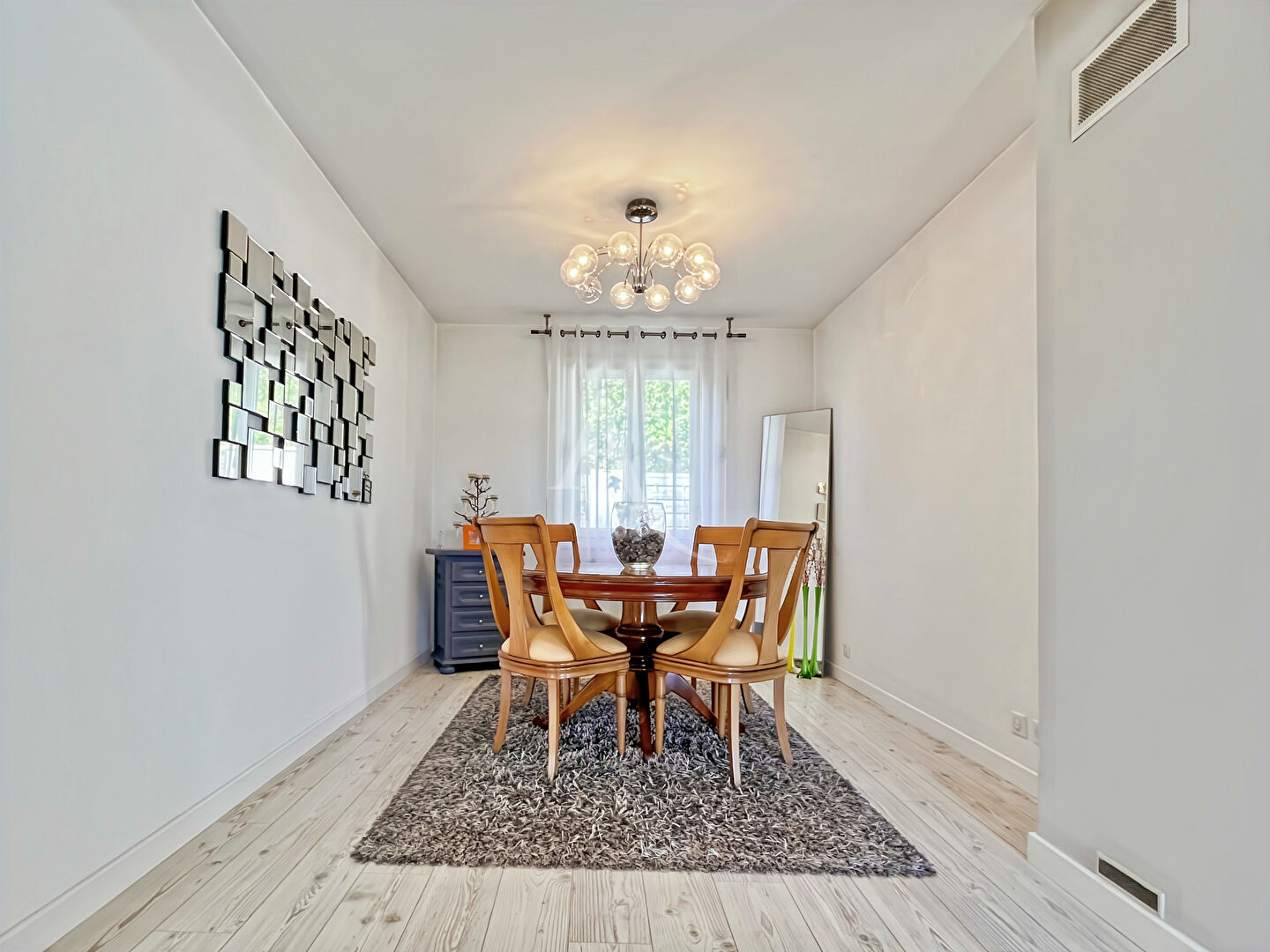 Photo A VENDRE - Superbe maison de plain pied avec piscine, proche des commodités image 4/6