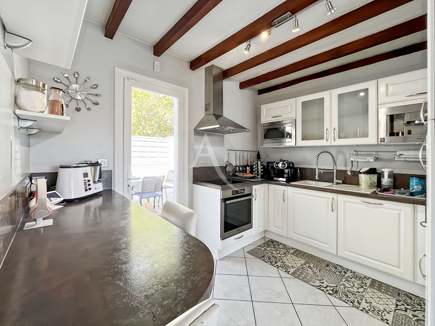 Photo A VENDRE - Superbe maison de plain pied avec piscine, proche des commodités image 6/6