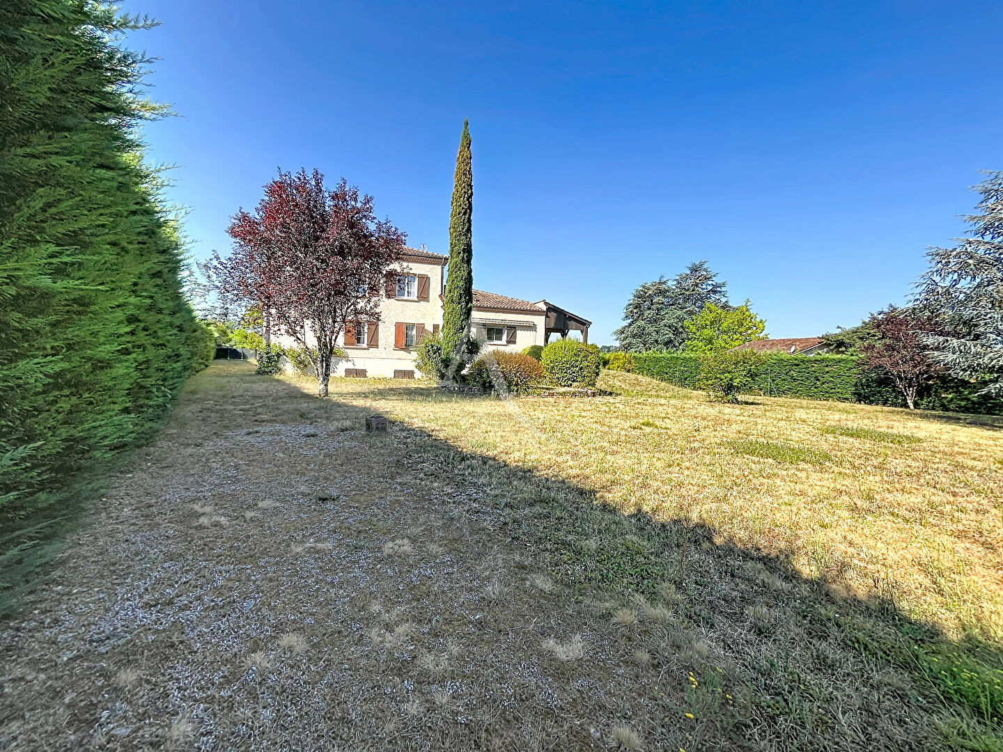 Maison plain pied de 229 m² avec 5 chambres, sous-sol complet, double garage et jardin clos à 3 minutes de Prayssac