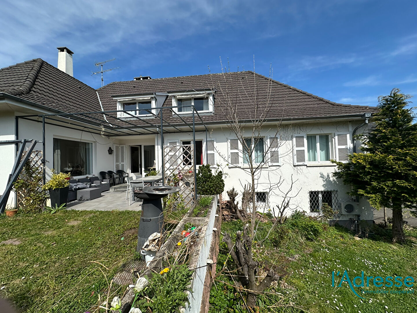 MAISON  BOURGEOISE  PLAIN PIED de 265 m²  sur  un terrain de 15 ares.