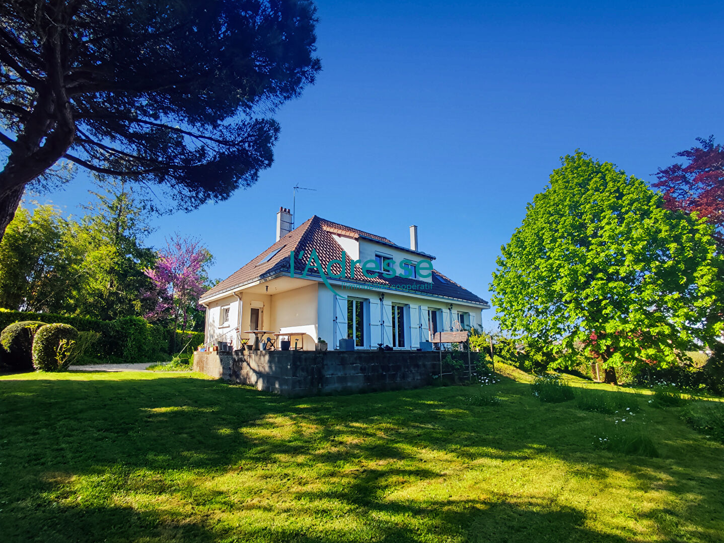 Maison sur sous-sol avec un grand terrain