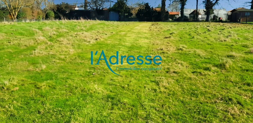 Terrain  Constructible à Geste 1360 m2