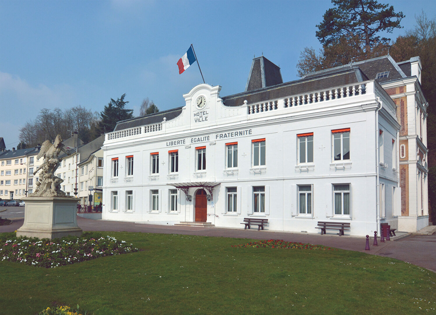 Votre agence l'Adresse vous présente ce spacieux F4 situé en plein coeur du centre-ville de BOLBEC