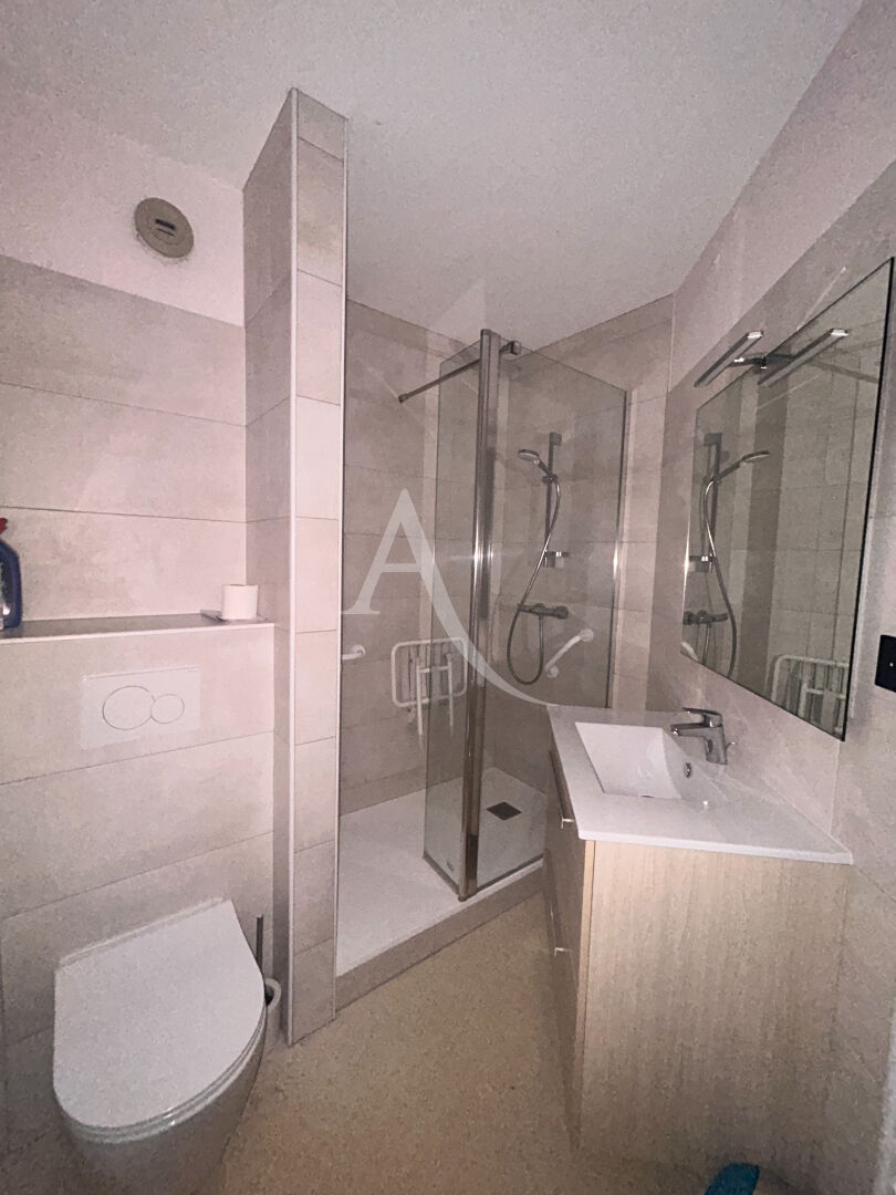 Photo Appartement  2 pièce(s) 45 m2. libre . dalle béton image 3/6