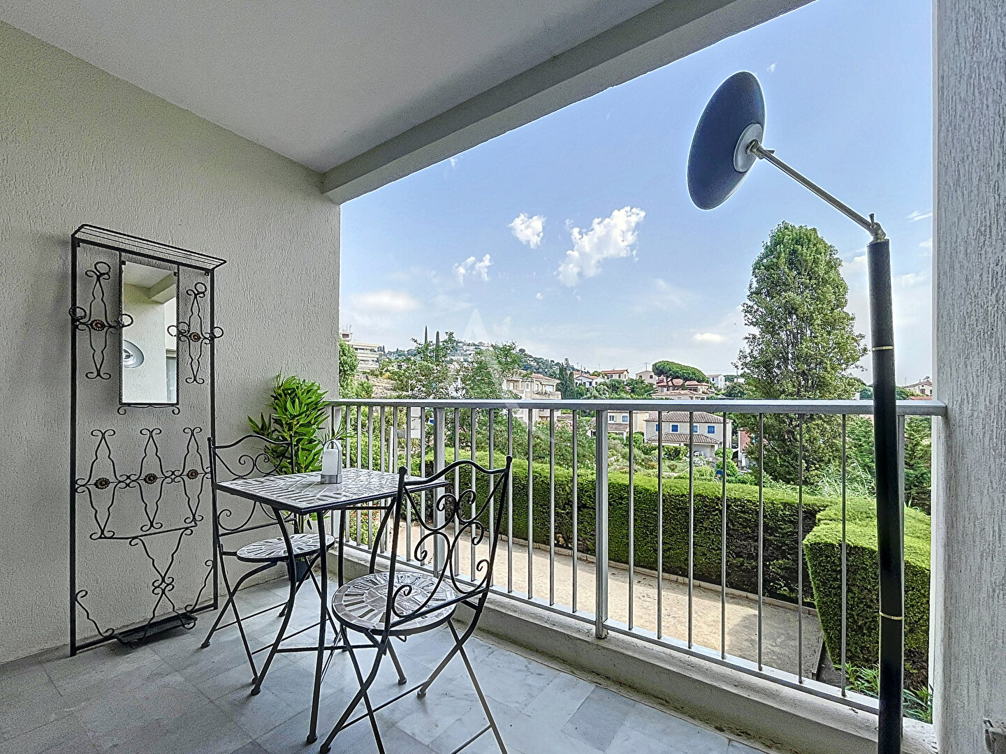 LOCATION  MEUBLEE A L'ANNEE BEAU STUDIO DANS RESIDENCE DE STANDING